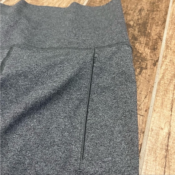 Like new condition Athleta salutation stash 7/8 leggings - Picture 3 of 7